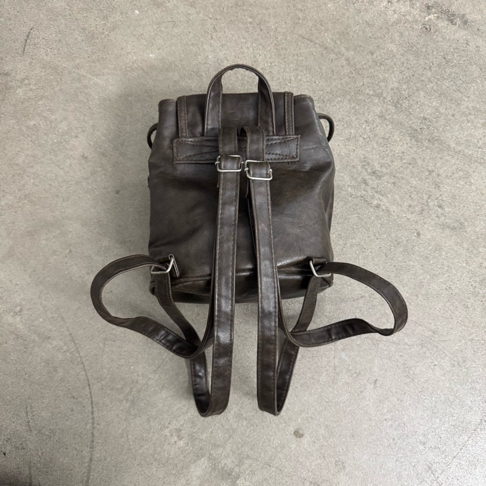 Vintage Leather Backpack - Picture 4 of 9